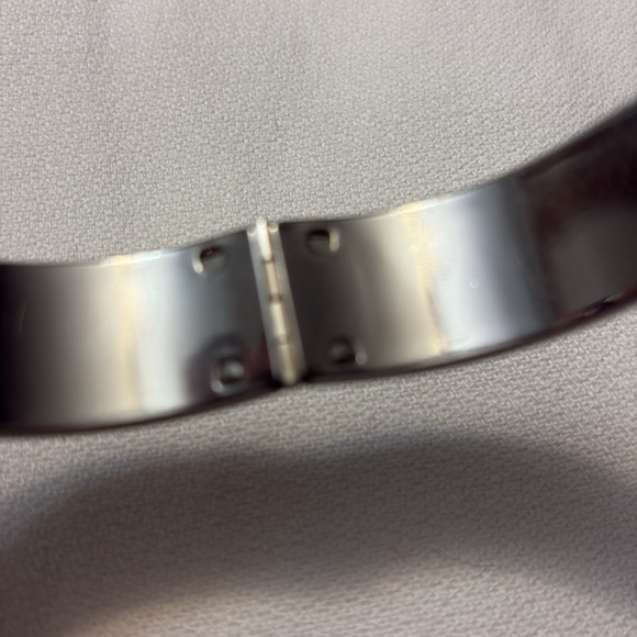 Silver tone womens vintage hinged etched bangle bracelet with safety chain. - Picture 8 of 8